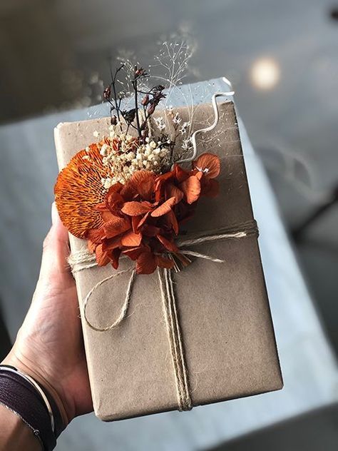 Elegant Gift Wrapping With Flowers, Gift Wrapping With Dried Flowers, Gift Presentation Ideas, Rustic Gift Wrapping, Mata Mata, Pretty Gift Wrapping Ideas, Elegant Gift Wrapping, Unique Gift Cards, Wrapped Gifts