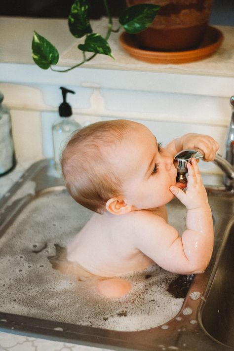 Sink Bath Photography, Baby Sink Bath, Baby Boy Poses, Bath Photos, Bath Photography, Baby Room Organization, City Baby, Airplane Photography, Sink Kitchen