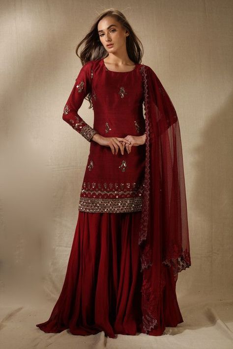 We Took 40K To Bridal Stores For The Perfect Bridal Sharara! Gold Gharara, Red Sharara Suit, Red Gharara, Red Sharara, Bridal Sharara, Velvet Suit Design, Pakistan Clothes, Sharara Designs, Desi Wedding Dresses