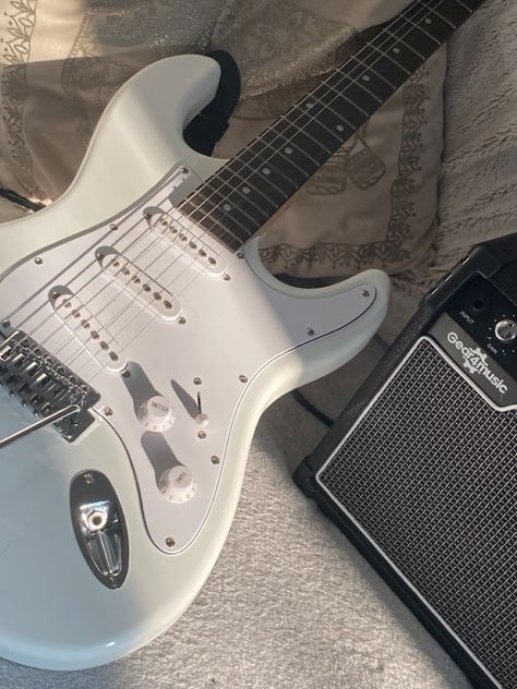 Gitar Vintage, Guitar And Amp, White Electric Guitar, Electric Guitar Design, Electric Guitar And Amp, Guitar Obsession, Music Studio Room, Cool Electric Guitars, Music Aesthetic