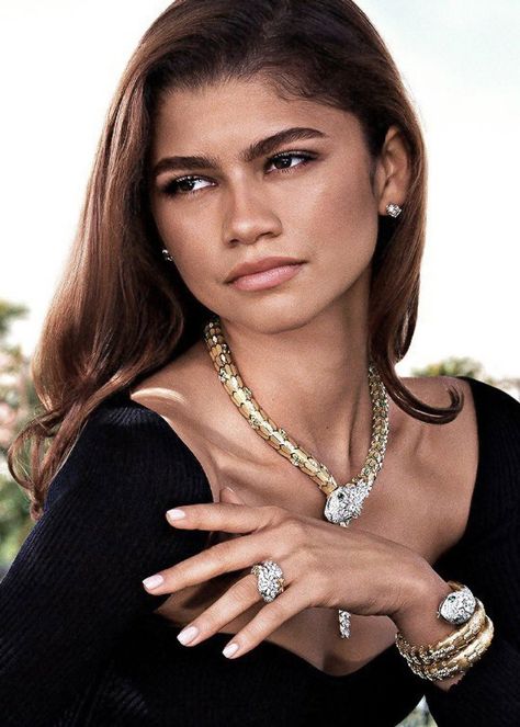 zendaya brings us comfort on Twitter: "Zendaya, you are a work of art… " Zendaya Photoshoot, Estilo Zendaya, Zendaya Maree Stoermer Coleman, Zendaya Outfits, Bvlgari Jewelry, Zendaya Style, Jewelry Photoshoot, Zendaya Coleman, Female Celebrities