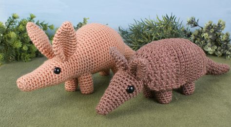 Armadillo crochet pattern by PlanetJune. Shown along with one of her Ardvarks! Crochet Aardvark, Crochet Mignon, Animal Crochet, Amigurumi Animals, Diy Things, Basic Crochet Stitches, Love Crochet, Crochet Basics, Crafty Things