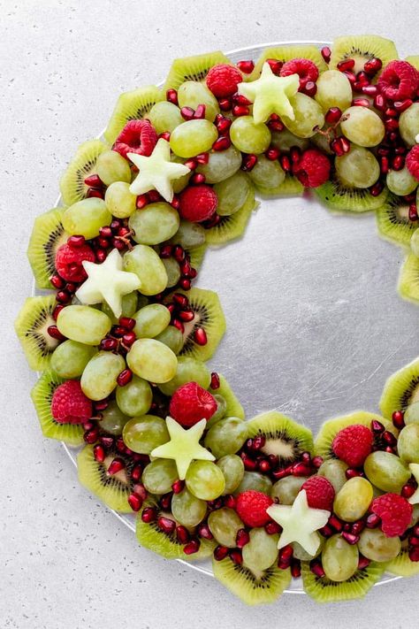 Christmas Fruit Wreath Christmas Fruit Pizza, Cheese Board Appetizers, Holiday Fruit Platter, Board Appetizers, Christmas Dessert Tray, Holiday Cheese Board, Christmas Fruit Salad, Christmas Veggie Tray, Veggie Christmas