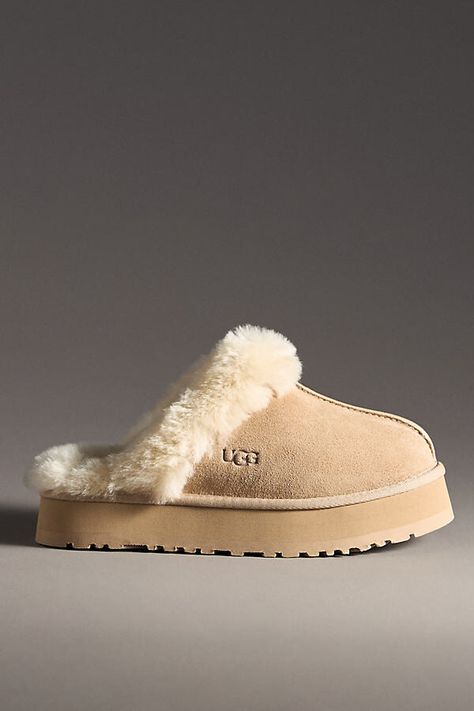 Disquette Slippers Shopping Wishlist Ideas, Cute Slippers Fluffy, Low Uggs, Aesthetic Slippers, White Uggs, Slippers Aesthetic, Uggs Aesthetic, Uggs Sandals, Christmas Presents Ideas