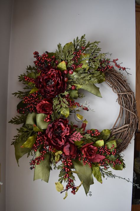 Couronne Diy, Winter Wreaths, Evergreen Wreath, Door Wreaths Diy, Wreath Home Decor, Xmas Wreaths, Rose Wreath, Wreath Fall, Wreath Christmas