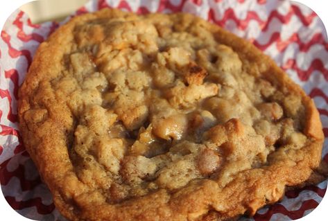 Sweetness Hunter: Caramel Apple Oatmeal Cookies (Shared at Thanksgiving MeetUp) Caramel Apple Oatmeal, Caramel Apple Oatmeal Cookies, Dried Apple Slices, Caramel Apple Cookies, Apple Oatmeal Cookies, Mrs Fields, Apple Oatmeal, Apple Cookies, Swap Ideas