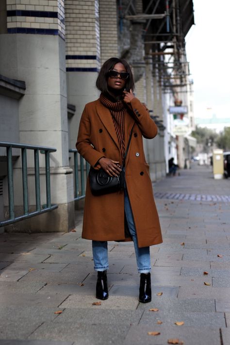 Autumn Outfits Women 30s, Brown Trench Coat Outfit Black Women, Brown Peacoat Womens Outfit, Fall Jackets Black Women, Preppy Style Black Woman, Dark Autumn Black Women, Deep Autumn Black Women, Black Women Fall Fashion 2023, Smart Casual Women Autumn