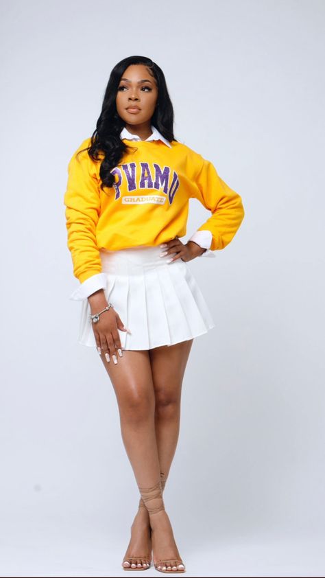 2023 Graduation Photoshoot, Graduation Outfit Ideas Photoshoot, Cum Laude Graduation, High School Senior Pictures Outfits Black Women, Graduation Photoshoot Outfit Ideas, Decision Day Outfit, Baddie Graduation Pictures, Graduation Outfit Ideas University Black Women, Mom Graduation Outfit