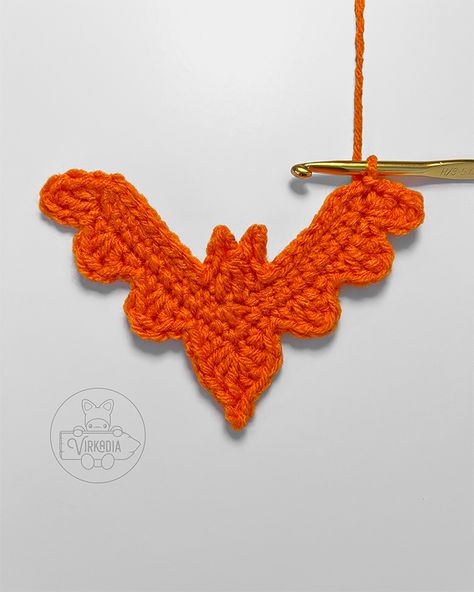 Crochet Bat Halloween Garland | Free Crochet Pattern Halloween Apliques Crochet, Crochet Bat Earrings, Crochet Halloween Garland Free Pattern, Crochet Bat Applique Free Pattern, Two Color Crochet Pattern, Crochet Bat Applique, Crochet Bat Wings Free Pattern, Crochet Halloween Decor, Spooky Crochet Patterns Free