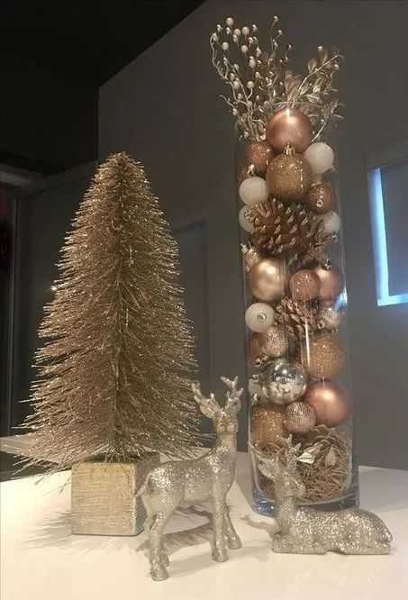 Rose Gold Christmas Decor, Rose Gold Christmas, Gold Christmas Decor Ideas, Glam Christmas, Rose Gold Christmas Decorations, Gold Christmas Decorations, Gold Christmas Decor, Pink Christmas Decorations, Romantic Story