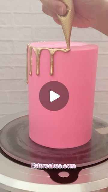 Ester Holt on Instagram: "Playing around to improve my gold drip recipe and I think I like this one better 😍😍😍. Why? Because the drips, looks like real ganache drip, not flat. Let me know what you think 🤔   I m using my zombie cake so for the gold I use gold highlighter, when you do on the real cake, you might have to use edible gold dust but off course it won’t be as shiny as this one. Or you can offer the option to your customers.  I m using water 💧 ganache recipe from @treatsbytay   Ganache recipe : 65 gr white candy melt 1 Tbsp water. Microwave for 30 seconds, mix well. Let it sit a little bit so the ganache won’t be too runny.  Gold mixture recipe : 1/2 tsp gold highlighter/luster dust 1 tsp melted coconut oil not hot Mix well, if the mixture too runny, wait a little bit to cool Ganache Drip Cake Tutorial, How To Use Luster Dust, Gold Dust Cake, Gold Drip Recipe, Gold Cake Drip, Thicken Paint, Gold Ganache, Rose Gold Drip Cake, Edible Gold Dust