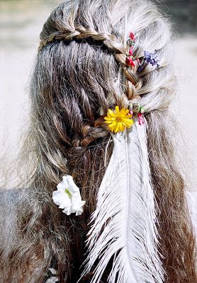 Círculo de mujeres: • Cuando la menopausia era una fiesta Medicine Woman, Earth Art, Branding Photoshoot, Women Brands, Hair Wrap, Medicine, Angel, Long Hair Styles, Hair Styles