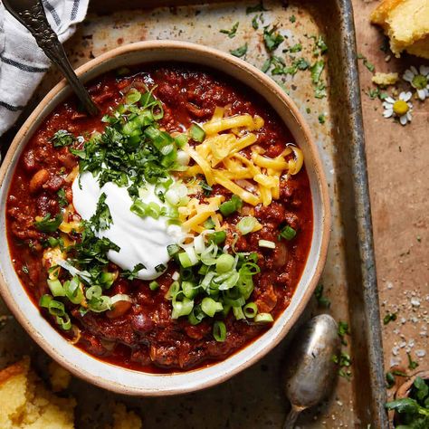 Dutch Oven Chili - Bites with Bri Dutch Oven Chilli, Chili Recipe Dutch Oven, Dutch Oven Chili Recipe, Recipe Dutch Oven, Iron Meals, Dutch Oven Chili, Chat Time, Kitchen Materials, Ground Beef Chili