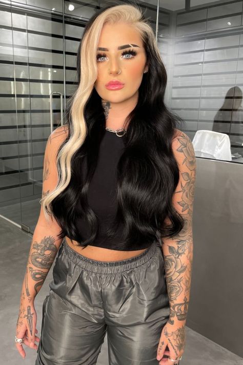 Dark Hair With Money Piece Dark Hair With Money Piece, Blonde Money Piece, Hair With Money Piece, Dark Brunette Hair, Blonde Streaks, Creative Hair Color, Money Piece, Hair Streaks, Celebrity Hair