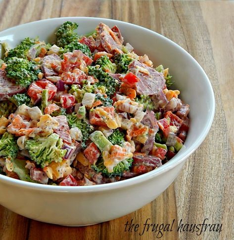 Best Salad in the World: Broccoli, bell pepper, red onion, cheese & salami sausage. It really IS excellent. Sausage Salad Recipe, Broccoli Red Pepper, Salami Recipes, Sausage Salad, Bell Pepper Salad, The Best Salad, Best Salad, Cream Of Broccoli Soup, Summer Eats