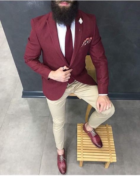 I am not a part of the "no sock" movement, regardless of how modern it is I HAVE to wear socks! I like how basic this outfit is but it is still faf! Wine Blazer Outfit Men, Burgundy Blazer Outfit Mens, Burgundy Blazer Outfit, Male Neck, Sport Coat Outfit, Brown Pants Men, Maroon Suit, Maroon Blazer, Suit Groom