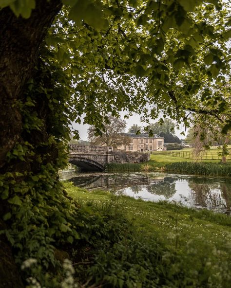 Let me introduce you to Hartwell House. One of England’s finest stately homes. A Grade 1 listed part Jacobean, part Georgian mansion, sitting in 90 acres of parkland in the Vale of Aylesbury on the edge of the Chiltern Hills in Oxfordshire - just 40 miles northwest of London. Passing through its ancient wooden doors, you take a step back in time at @hartwellhouse starting in the Great Hall with its enormous fireplace, moving onto the most beautifully ornate lounges, complete with twinkling ... Doomsday Book, Georgian Mansion, The Great Hall, William The Conqueror, The French Revolution, Great Hall, Restaurant Dining, Stately Homes, Early Winter