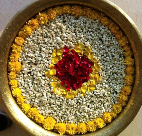 Uruli Decor Floating Flowers, Urli Flower Decoration, Flower Bowl Decoration, Flower Decoration For Pooja, Urli Decoration Ideas, Water Rangoli, Thali Decoration Ideas, Floating Flower, Diwali Decorations At Home