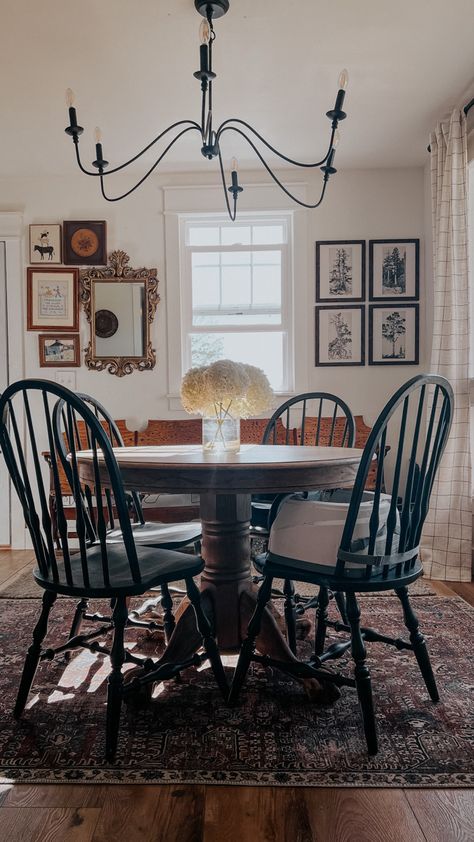 Dining Room Decor Antique, Dining Room Design Round Table Wood, Black Wooden Dining Chairs, Round Wood Dining Table Black Chairs, Round Table Vintage, French Cottage Dining Room Ideas, Wooden Table With Black Chairs, Dark Wood Table With Black Chairs, Round Antique Dining Table