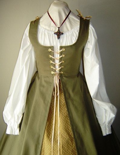 Medieval dress with split skirt, underdress, and overdress that laces. Fort, Telgar, High Reaches, and Benden garb. Medieval Pirate, Gaun Abad Pertengahan, Irish Dress, Medieval Clothes, Pirate Wench, Fest Outfits, Medieval Costume, Irish Heritage, Medieval Dress