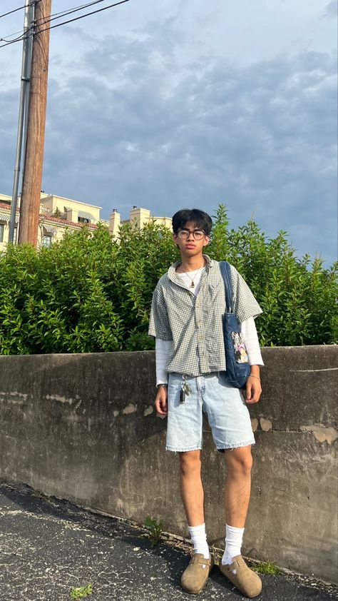 jorts Summer Outfits Streetwear Men, Button Up Jorts Fit, Oversized Short Sleeve Shirt Outfit, Outfit Santai Pria, Black Jorts Fit, Jorts Outfit Ideas, Boxy Shirt Outfit Men, Boxy Top Outfit, Short Men Outfit Ideas