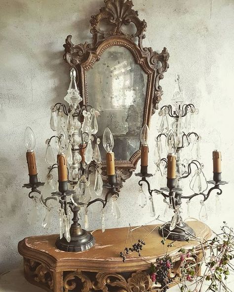 Eye For Design: Decorating With French Girandole Candelabras Tall Candle Stands, Chippy Painted Furniture, French Country Kitchens, French Living, Shabby Chic Home, Shabby Chic Room, French Mirror, Small Chandelier, French Interior