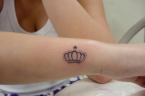 A Crown Tattoo, Tiara Tattoo, Queen Crown Tattoo, Simple Crown, Crown Tattoos, Tattoo Off, Crown Drawing, Crown Tattoo Design, Empty Canvas