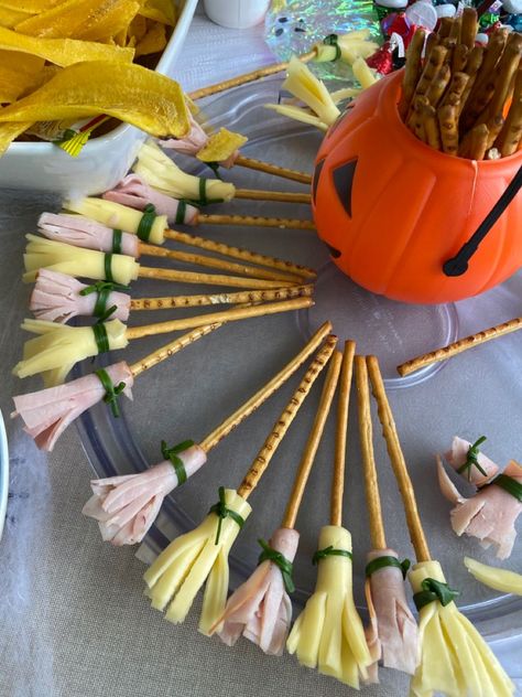 Harry Potter Broomsticks Food, Harry Potter Halloween Party Food, Harry Potter Halloween Food, Harry Potter Birthday Party Ideas Food, Harry Potter Party Food Ideas, Pretzel Broomsticks, Ham And Cheese Pretzel, Harry Potter Party Food, Harry Potter Food Ideas