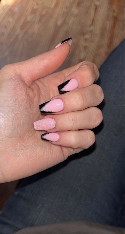 Coffin Acrylic Nails Pink And Black, Light Pink With Black Nails, Pink Nail With Black Tip, Pink And Black Square Acrylic Nails, Pink And Black French Tip Nails Coffin, Light Pink And Black Nails Design, Pink Nail Black Tip, Black And Pink Sparkly Nails, Pink And Black Nails Medium Length