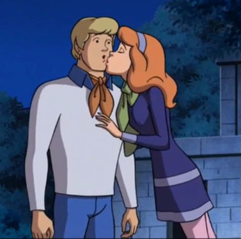 Fred X Daphne, Scooby Dog, Daphne And Fred, Daphne From Scooby Doo, Green Movie, Scooby Doo Pictures, Old Cartoon Shows, Scooby Doo Images, Scooby Doo Mystery Incorporated