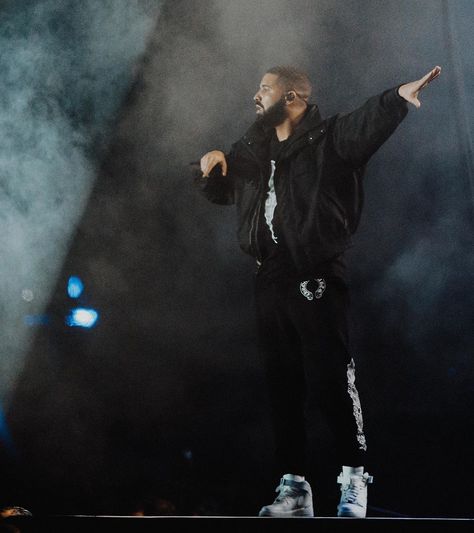 Drake Performing, Drake Clothing, Camp Flog Gnaw, Drake Graham, Aubrey Drake, Mens Streetwear, Night Club, Drake, Pop Culture