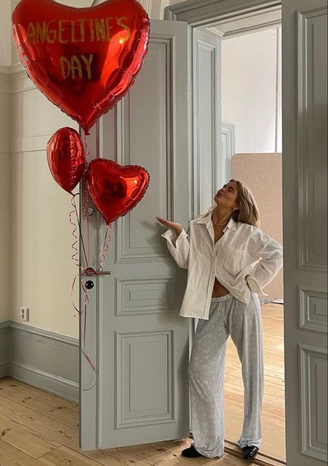 Valentines Day Aesthetic Couple, St Valentines Day Aesthetic, Valentines Day Pics, Valentine Day Aesthetic, Valentines Vibes, Vday Outfit, Galentines Day Ideas, Matilda Djerf Style, Aesthetic Holiday