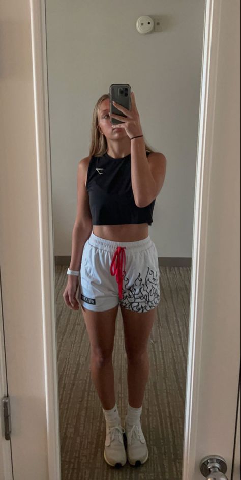 Outfits With Spandex Shorts, Ultra Boost Outfit, Basketball Shorts Women Outfit, Leggings Under Shorts, Basketball Shorts Outfit, Shorts Gym Outfit, Gym Outfit Women, Ultra Boost Women, Womens Basketball Shorts