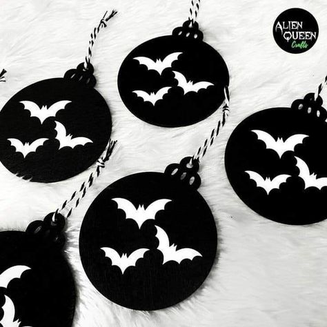 Gothic Christmas Tree, Black And White Ornaments, Bat Decor, Black Christmas Decorations, Christmas Decor Tree, Christmas Hand Painted, Monochrome Home, Scary Christmas, Christmas Horror