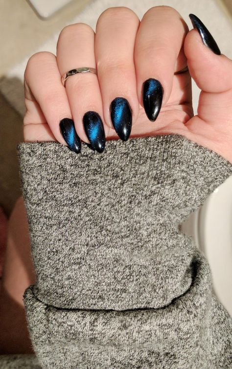 cat eye magnetic nails look like a dark starry galaxy ? - Imgur Trending Spring Nails, Spring Nails Art Designs, Spring Nails Art, Gold Gel Nails, Trend Nails, Blue Gel Nails, Nails Art Designs, Sassy Nails, Magnetic Nails