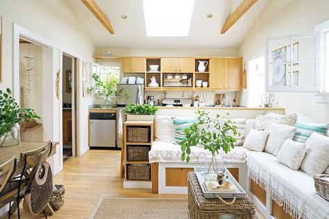 This Tiny, 362-Square-Foot Beach Cottage Is BIG On Style  #refinery29  http://www.refinery29.com/whitney-leigh-morris-venice-beach-house-home-tour#slide-1 Tiny Beach House, Wohne Im Tiny House, Tiny House Kitchen, Style Cottage, Small Room Design, Beach Cottage Style, Livingroom Layout, Tiny House Living, Beach Cottage