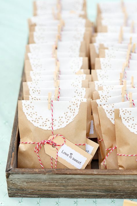 Budget Friendly Rustic Wedding ideas - Rustic Folk Weddings Folk Wedding, Brown Paper Bags, Cheap Favors, Vintage Wedding Gifts, Best Wedding Favors, Wedding Favors Cheap, Card Table, Rustic Wedding Favors, Wedding Gift Bags