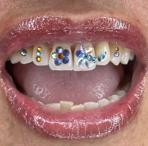 Cool Tooth Gems, Teeth Gem Designs, Teeth Decorations, Tooth Gem Placement, Teeth Gems, Pretty Teeth, Artsy Makeup, Grillz Teeth, Diamond Teeth