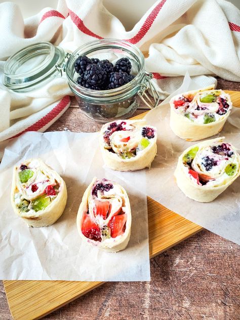 Fruit pinwheel desserts are an easy camping snack that is simple to make! Just roll ingredients together for a fun treat! Fruit Pinwheels, Easy Camping Snacks, Rainbow Fruit Kabobs, Cream Cheese Pinwheels, Pinwheel Sandwiches, Healthy Fruit Desserts, Cheese Pinwheels, Camping Desserts, Camping Snacks