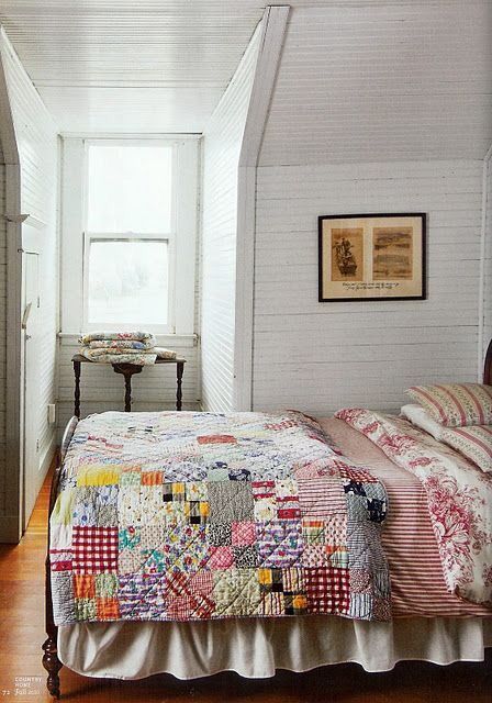 Quilts With Curved Pieces, Vintage Country Bedroom, Farmhouse Bedroom Quilt, Patchwork Quilt Bedroom, Bedroom Shiplap, Quilt Bedroom, Traditional Farmhouse Decor, Plaid Quilt, Quilt Comforter