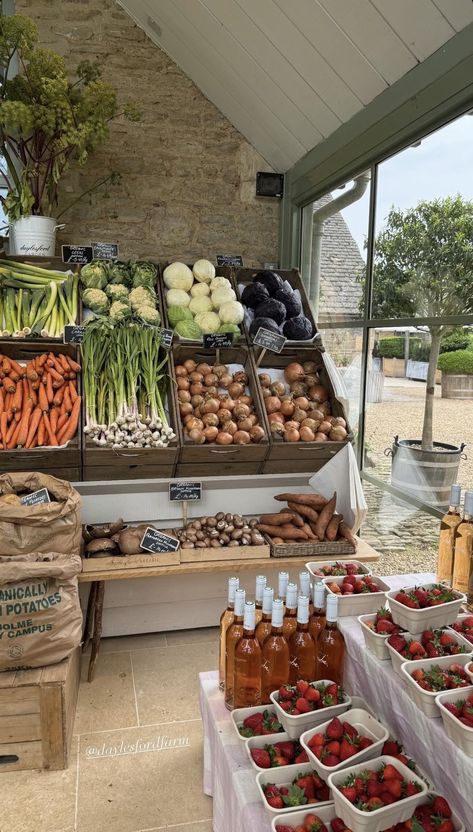 Produce Market Display, Indoor Farmers Market Design, Farm Shop Aesthetic, Farm Stand Aesthetic, Farm To Table Aesthetic, Vegetable Shop Design Ideas, Farmstand Ideas Small Farm, Verduleria Ideas, Fruit Market Aesthetic