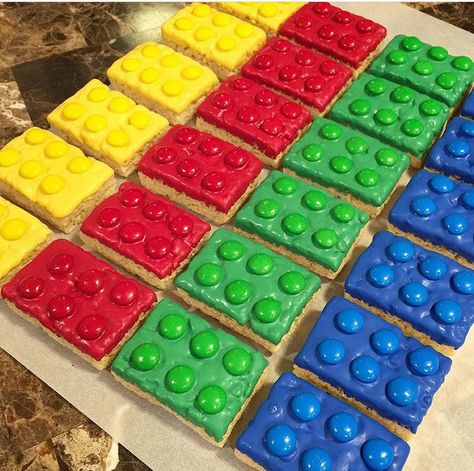 Rice crispy Legos Lego Rice Crispy Treats, Lego Rice Krispie Treats, Lego Desserts, Chocolate Lego, Lego Cookies, 5 Birthday Party, Whimsical Food, Lego Birthday Cake, Lego Themed Party