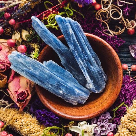 Kyanite - The Crystal of Integrated Awareness - Moon Omens Types Of Balance, Communication Issues, Third Eye Chakra Stones, High Vibrations, Dream Recall, Waiting In The Wings, Kyanite Crystal, Spiritual Warrior, Astral Travel