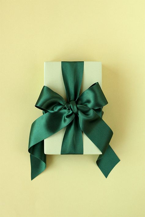 Inspired Projects, Wall Art & Stationery… Meet Minted! | Celebrating everyday life with Jennifer Carroll Giftwrap Ideas, Bow Tying, Cute Gift Wrapping Ideas, Seuss Classroom, Bread Packaging, Fancy Bows, Wrapping Presents, Activities Ideas, Perfect Bow