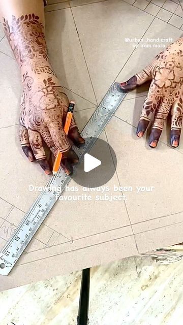 Urban Handicraft on Instagram: "Growing up in an artist family makes you an artist automatically. And as the days are passing i am getting more n more ambitious to show all our fam the original mudwork (lippan art) of my kutch, Gujarat.

#newpost #lippanart #lippanartist #mudwork #mudmirrorwork #artistfamily #supportrealartists #original #kutch #bhuj #bhujbloggers #trendyart #trending #vandematram #foryou #explorepage #walldecor #traditional #wallart #wallhanging #lippanart #newyork #chennai #delhi #gujarat #mumbaidiaries" Mudwork Art, Kutch Gujarat, Lippan Art, Traditional Wall Art, Ethnic Art, Trendy Art, Mirror Work, An Artist, Chennai