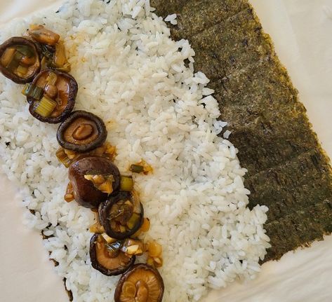 Mushroom Sushi, Sushi Fillings, Vegan Sushi Rolls, Sushi Mat, Sushi Roll Recipes, Vegetarian Gluten Free, Vegan Mushroom, Packed Lunches, Vegan Sushi