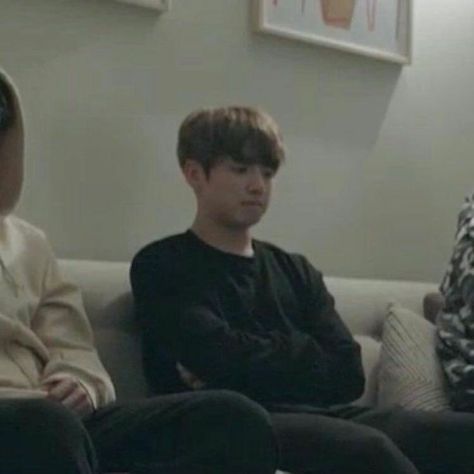 Marzia⁷ on Twitter: "REMEMBER WHEN TAEJIN FOUGHT AMD TAE WAS GETTING SCOLDED AND THEY SAID “Tae you actually have to respect your elders, and same goes for jungkook” HE WASNT EVEN INVOLVED LOOK AT HIM EATING THERE LMAOOABSH… https://t.co/iStuEEwfsf" Jungkook Memeable Face, Memeable Face, Bts Meme Faces, Memes Kpop, Meme Faces, Bts Korea, Jungkook Cute, Bts Boys, Foto Bts