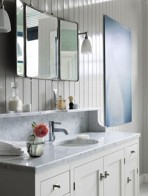 Kvanum: Chic bathroom with beadboard backsplash, folding mirror and white bathroom vanity with ... Vanity Backsplash, Beadboard Bathroom, Dekorere Bad, Countertop Backsplash, White Bathroom Cabinets, Beadboard Backsplash, Cottage Bathroom, White Vanity Bathroom, Bathroom Backsplash