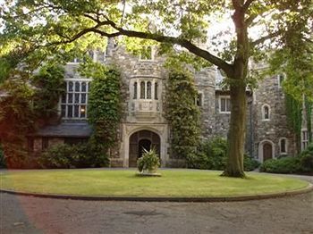 Skylands Manor- Ringwood, NJ (The grounds are also also a botanical garden.) I used to hang out here as a kid. Skylands Manor, Majestic Houses, Ringwood Nj, Nj Beaches, Equestrian Estate, Moving To Florida, Engagement Picture, The Castle, Beautiful Architecture