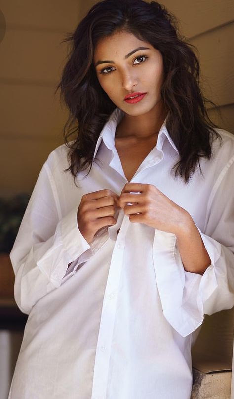 Mens White Dress Shirt, Business Dress Women, White Dress Shirt, White Shirt Blouse, White Shirt Men, Asian Street Style, Fashion Photography Poses, Photography Poses Women, White Shirt Dress